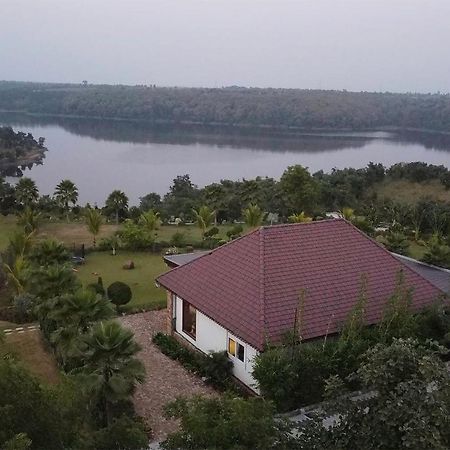 Stayvista'S Lakeside Whispers - Lake & Mountain-View Villa With Lawn & Indoor-Outdoor Games Nagpur Ngoại thất bức ảnh
